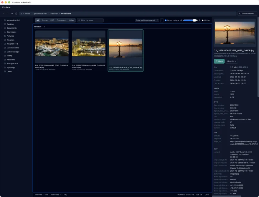 Explorer di Probatio su una cartella con tre foto: albero delle cartelle a sinistra, miniature raggruppate sotto Foto al centro, dettagli della foto selezionata a destra con data di scatto EXIF, IPTC, GPS e XMP